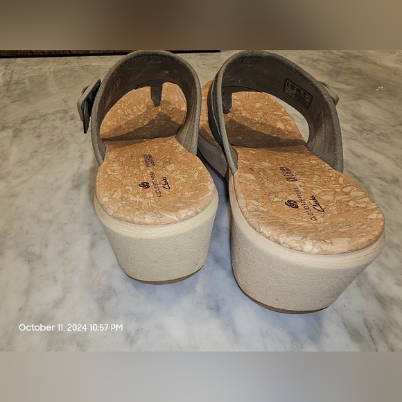 Clark's Cloudstepper Sage Green Thong Sandals - Picture 7 of 10